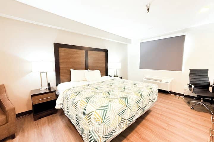 Room 4 of 10